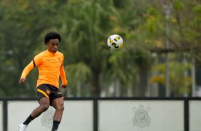 Willian em treino do Corinthians de olho no Juventude