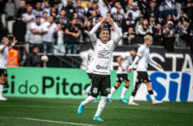 Adson comemora gol na vitória do Corinthians diante o Juventude