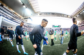 Adson e Raul Gustavo entrando em campo para a partida contra o Juventude