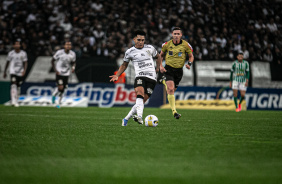 Du Queiroz em tentativa de passe na vitria do Corinthians