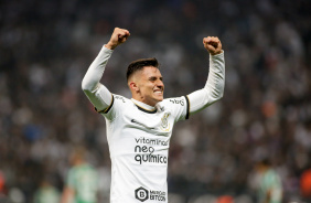 Mantuan comemorando seu gol marcada na partida entre Corinthians e Juventude
