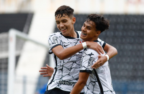 Roberto e Guilherme Henrique comemoram gol corinthiano