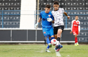 Roberto em disputa de bola com goleiro adversrio