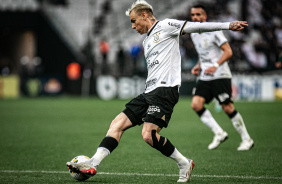 Rger Guedes em ao durante a vitria do Corinthians