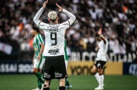 Rger Guedes lamenta jogada em lance da vitria do Corinthians