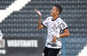 Kayke comemora um de seus gols contra o Santo Andr pelo Paulista Sub-20