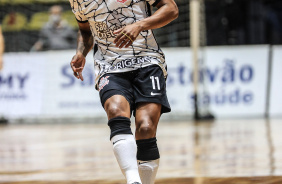 Henrique arrisca passe durante a partida contra o Jaragu Futsal