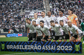 Time do Corinthians perfilado na partida contra o Gois