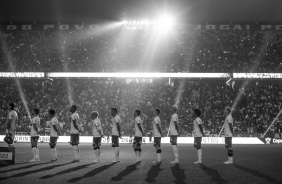 Equipe perfilada antes do apito inicial da partida