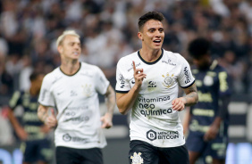 Gustavo Mantuan comemorando gol marcado na goleada do Corinthians