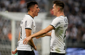 Gustavo Mantuan e Lucas Piton comemorando gol do Corinthians