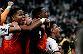 Elenco do Corinthians vibrou muito com o primeiro gol do Corinthians