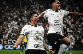 Mantuan e Du Queiroz em comemoração de gol do Corinthians