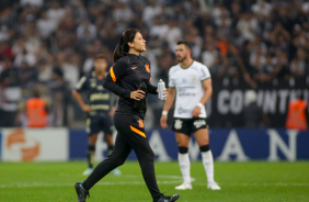 Mdica do Corinthians Ana Caroline Crte durante atendimento na partida