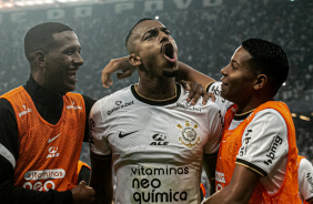 Raul Gustavo durante comemoração de seu gol diante do Santos
