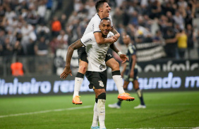 Raul Gustavo e Gustavo Mantuan comemoram gol do Corinthians