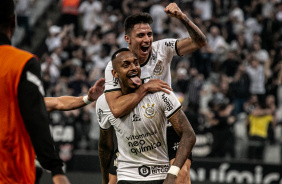 Raul Gustavo e Mantuan durante comemorao de gol do Corinthians