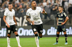 Raul Gustavo marcou o terceiro gol corinthiano na partida contra o Santos