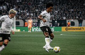 Willian em ao em jogo contra o Santos