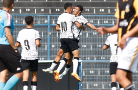 Adryan e Gabriel Moscardo comemoram gol do Corinthians Sub-17