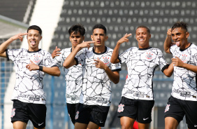 Elenco do Corinthians Sub-17 comemora o gol de Adryan