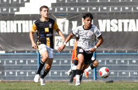 Guilherme disputa a bola durante o jogo contra o Novorizontino pelo Paulista Sub-17