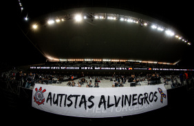 Faixa exposta por torcedores do Corinthians na Neo Química Arena