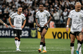Júnior Moraes e Robert Renan em ação contra o Santos pelo Brasileirão