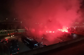 Chegada do nibus do Corinthians no meio da festa da torcida antes de jogo com o Boca Juniors