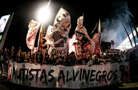 Faixa da torcida exposta na chegada do Corinthians ao estdio