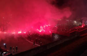 Festa da torcida com sinalizadores antes de jogo com o Boca Juniors