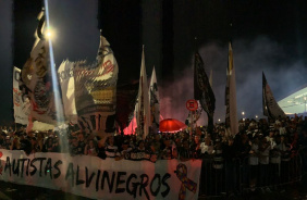 Festa da torcida corinthiana na entrada da Neo Qumica Arena antes de jogo com o Boca Juniors