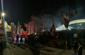 Festa da torcida corinthiana na entrada da Neo Qumica Arena antes de jogo com o Boca