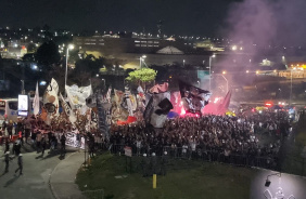 Torcedores do Corinthians em festa antes do jogo com o Boca