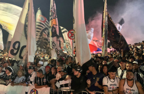 Torcedores do Corinthians em festa na Neo Qumica Arena antes de jogo com o Boca Juniors