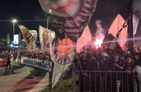 Torcida corinthiana em festa antes de jogo com o Boca Juniors