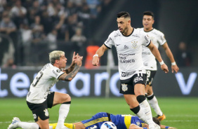 Fagner e Giuliano em jogo contra o Boca Juniors