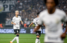 Joo Victor e Roni durante jogo do Corinthians