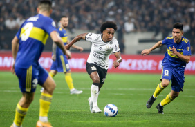 Willian em ao no jogo contra o Boca Juniors