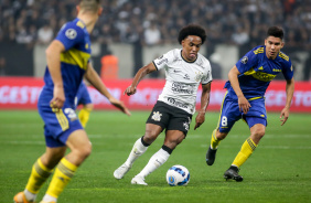 Willian foi titular do Corinthians contra o Boca Juniors