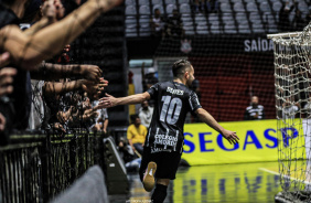 Camisa 10 corinthiano celebra com a torcida