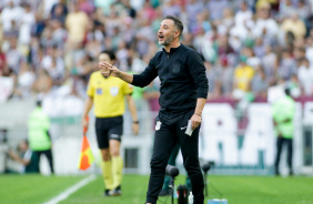 Tcnico Vtor Pereira na beira do gramado no Maracan contra o Fluminense