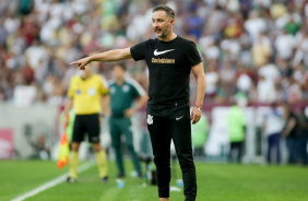 Vtor Pereira orienta jogadores do Corinthians contra o Fluminense