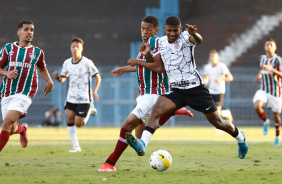 O lateral-esquerdo Vitor Meer contra o Fluminense pelo Sub-20