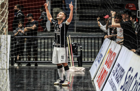 Camisa 10 comemora o gol contra o Blumenau