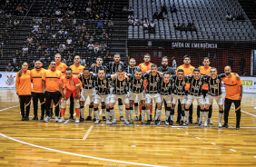 Elenco do Corinthians antes de jogo contra o Blumenau