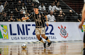 Lucas Martins em ao durante jogo contra o Blumenau