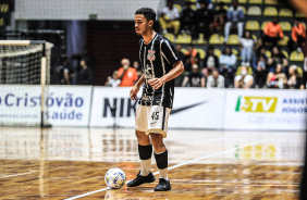 Thiaguinho com a bola durante vitria