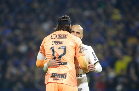 Cssio e Fbio Santos se cumprimentam durante a disputa de pnaltis
