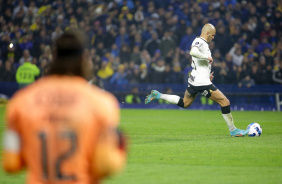 Fbio Santos marcou seu pnalti durante a disputa de penalidades